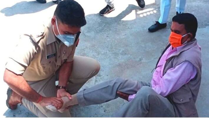 during duty IPS treats an employee of fourth class removed his shoes himself kpl during duty IPS treats an employee of fourth class removed his shoes himself kpl