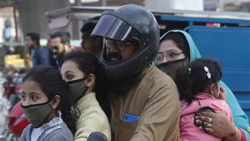 पाकिस्तान में शिक्षा का स्तर काफी कम है और लोगों सोशल डिस्टैंसिंग का मतलब नहीं समझ पा रहे हैं। मास्क लगाने के वाबजूद पूरा परिवार एक ही बाइक में सफर कर रहा है।