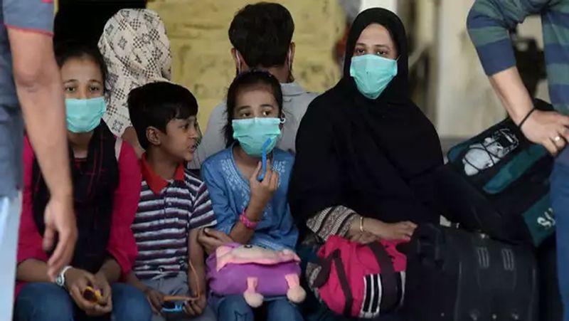 ईरान से आने वाले लोग भी पाकिस्तान के लिए बड़ी चुनौती बने हुए हैं। ईरान में इस महामारी का प्रकोप बहुत ज्यादा है और लोग वहां से भागकर अब पाकिस्तान लौट रहे हैं।