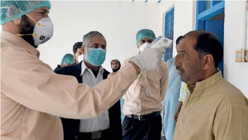 पाकिस्तान की सरकार अभी भी देश को पूरी तरह से लॉकडाउन नहीं किया है। आधे अधूरे लॉकडाउन से कोरोना को रोकना संभव नहीं है।