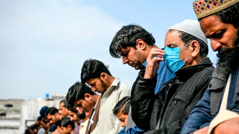 पाकिस्तान में विपक्ष भी तत्काल प्रभाव के साथ लॉकडाउन लगाने की मांग कर रहा है, पर सरकार अभी भी इस मामले में कोई कदम नहीं उठा रही है।