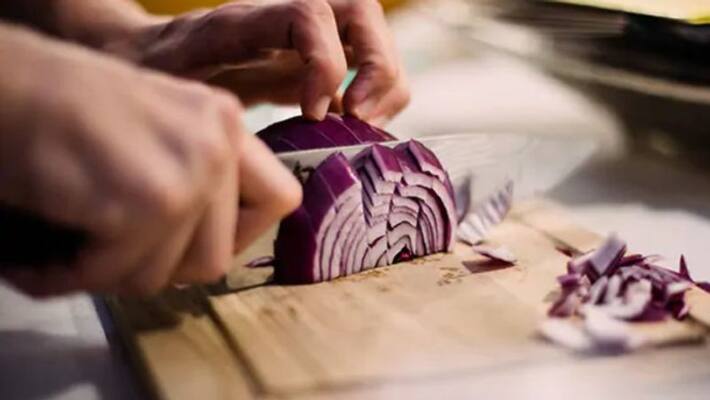 video which shows a tip to chop onions quickly without tears video which shows a tip to chop onions quickly without tears