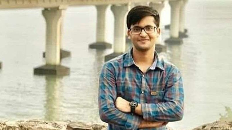 अहमद एक गरीब परिवार से आते हैं। उनके पिता घर का खर्च चलाने के लिए ऑटो चलाते है। अहमद ने अपनी विपरीत परिस्थितियों को कभी भी अपने कामयाबी के आगे नहीं आने दिया। वे सिविल सेवा परीक्षा को क्रैक करने वाले सबसे कम उम्र के उम्मीदवार बनें।