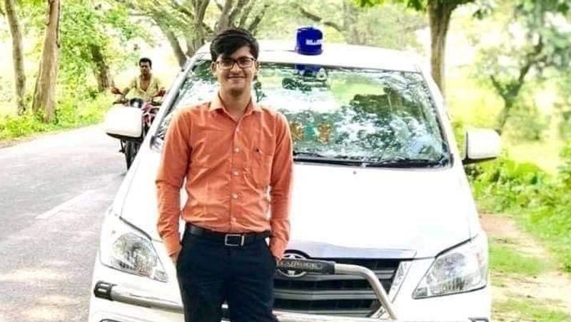 घर के दैनीय हालात को देखते हुए अंसार पर भी काम करने का काफी दबाव था। लेकिन उन्होंने फिर भी अपने हालातों को नजरअंदाज करते हुए पढ़ाई जारी रखी। उन्होंने अपने क्लास में हमेशा अच्छा प्रदर्शन किया। अंसार ने पुणे के एक प्रतिष्ठित कॉलेज से पॉलीटिकल साइंस में B.A किया है।