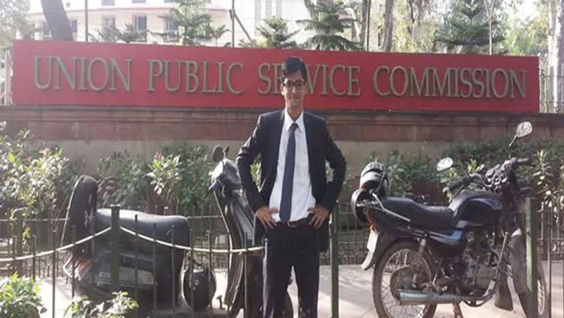 अंसार UPSC की तैयारी के दौरान एक होटल में लगातार तीन सालों तक दिन के 12 घंटे काम किया करते थे।