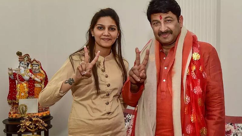 बता दें, मनोज तिवारी ने अपनी एक महीने की सैलेरी भी दान कर दी है। इसके साथ ही उन्होंने MPLAD फंड से भी एक करोड़ रुपए प्रधानमंत्री राहत कोष में दान किया।