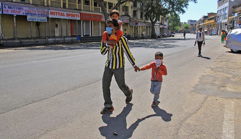 कोरोना के साथ मजदूरों को रोजी-रोटी के लिए भी लड़ाई लड़नी पड़ रही है।