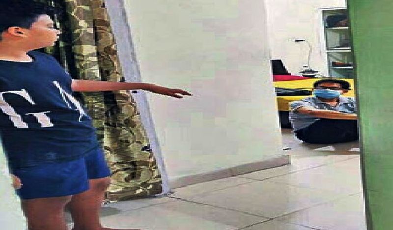 ये दोनों डॉक्टर मार्च के पहले हफ्ते में जर्मनी में एडवांस ट्रेनिंग के लिए गए थे। उस दौरान कोरोना संक्रमण फैल गया था। जर्मनी में हालात खराब होते जा रहे थे। 14 दिनों की ट्रेनिंग के बाद जब ये भारत लौटे, तो स्थिति की गंभीरता को समझते हुए खुद को 16 मार्च से क्वारेंटाइन कर लिया। 17वें दिन जब पत्नी बच्चों से आमना-सामना हुआ, तो भावुक हो उठे। हालांकि दोनों डॉक्टरों ने इस दौरान सोशल डिस्टेंसिंग का पालन किया। एक डॉक्टर ने बताया कि वे डुप्लेक्स में रहते हैं। उन्होंने खुद को नीचे वाले फ्लोर में क्वारेंटाइन किया। पत्नी दरवाजे के बाहर खाना रखकर चली जाती है। कुछ देर बाद वे जरा-सा दरवाजा खोलकर थाली अंदर कर लेते हैं। वे मोबाइल के जरिये संपर्क में हैं।