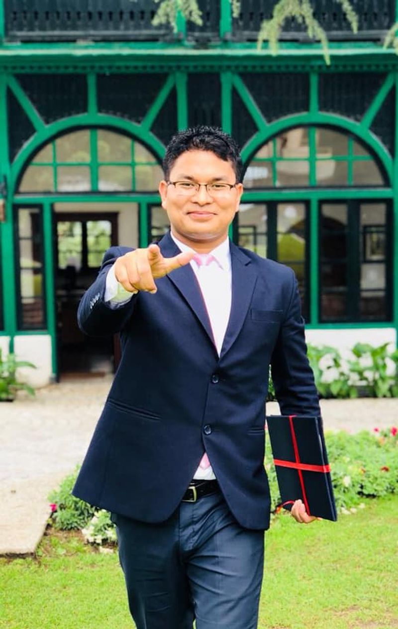 अपनी कहानी साझा करते हुए अस्कर ने लिखा है कि जब मैं कक्षा 9 में था, तभी मेरे भीतर आईएएस बनने का सपना पैदा हुआ। स्कूल के दौरान, मैं अपने माता-पिता के साथ खेतों में काम करता था। यहीं से मेरे भीतर कठिन मेहनत करने की भावना पैदा हुई। आईएएस के पद तक पहुंचने में कई बार ऐसे मौके आए जब लोगों ने मेरे सपनों पर संदेह किया लेकिन मेरी कठिन मेहनत और जुनून ही था जिसने मुझे हमेशा आगे बढ़ने के लिए प्रेरित किया।