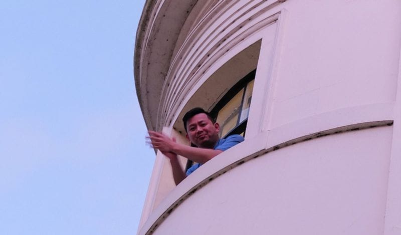 विंडसर में एक शख्स अकेले खड़ा ताली बजाते हुए। पूरा ब्रिटेन इस कैंपेन में शामिल हुआ।