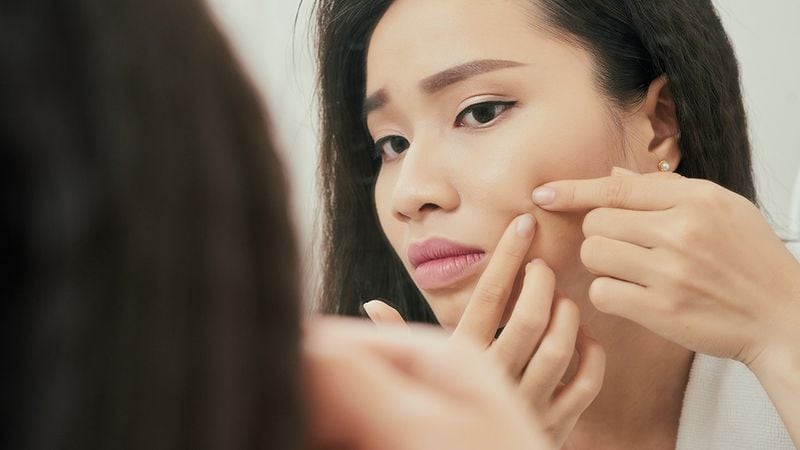पिंपल्स फोड़ना: अगर आप अपने चेहरे को बार-बार हाथ लगाएंगे तो संक्रमित होने के चान्सेस बढ़ जाएंगे। इसलिए ऐसा करना अवॉयड करना चाहिए।
