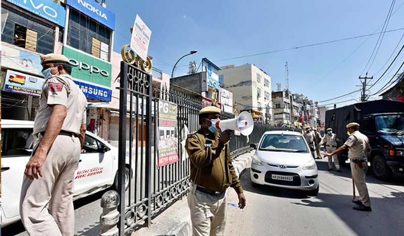 लॉक डाउन का पालन कराने पुलिस लगातार लोगों को समझाइश दे रही है।