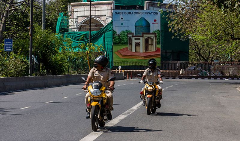 पुलिस लगातार गश्त कर रही है, ताकि लोग लॉक डाउन का पालन करें।