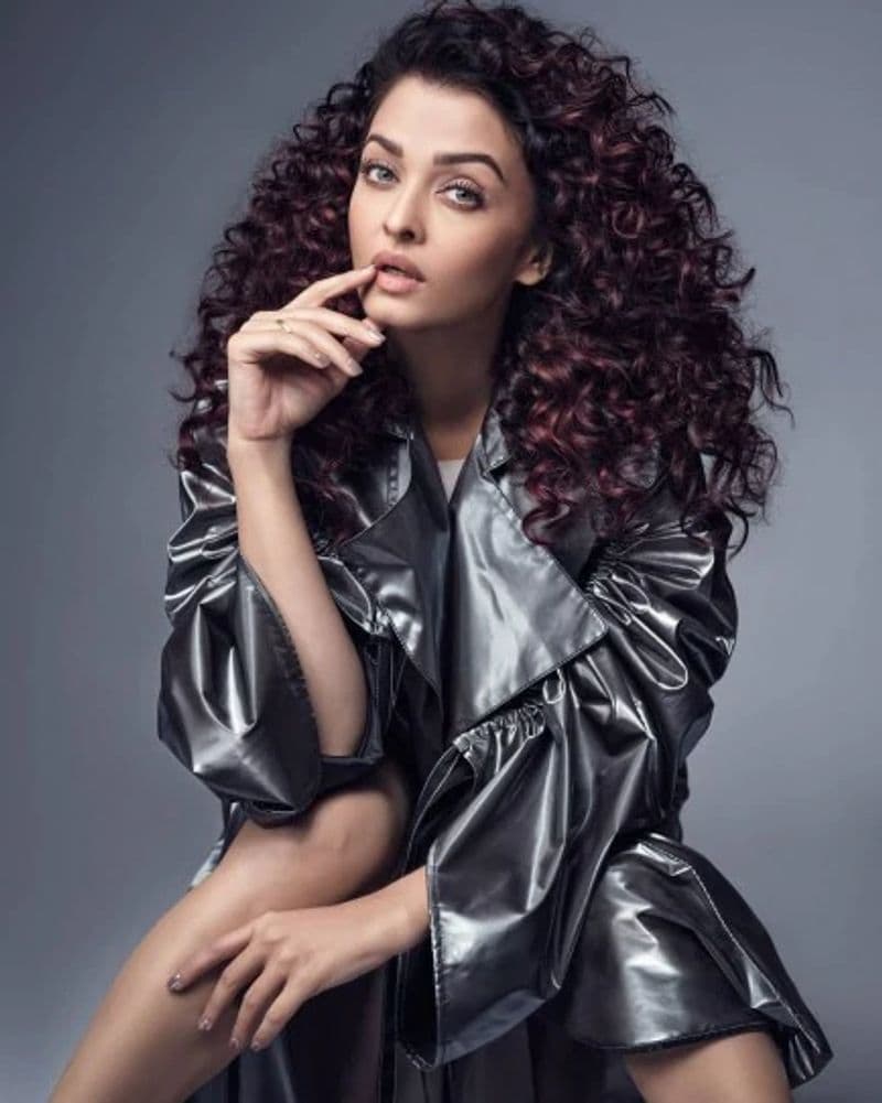 এই বিশেষ দৃশ্যে অভিনয় করেই আইনী নোটিশ পেয়েছিলেন ঐশ্বর্য। যেখানে কেন তিনি এটা করলেন, তিনি অনেক মেয়েদের কাছেই আইকন, তাকে এই চরিত্রে মানায় না, এমন লেখাও পেয়েছিলেন ঐশ্বর্য।