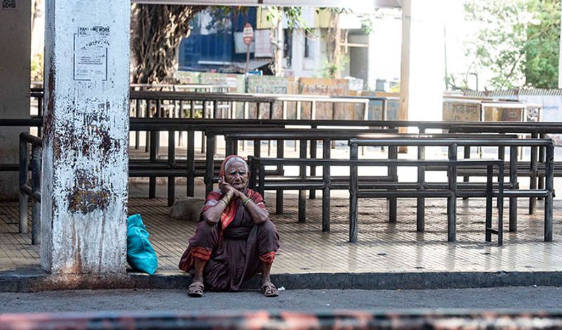 यह तस्वीर मुंबई की है। लॉक डाउन के दौरान मायूस बैठी एक महिला।