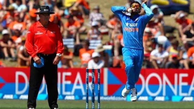 कोहली को जिस गेंद पर विकेट मिला था वह वाइड बॉल थी। इस तरह से विराट दुनिया के पहले गेंदबाज बन गए, जिन्होंने बिना कोई लीगल गेंद फेके अपने करियर का पहला विकेट ले लिया था।