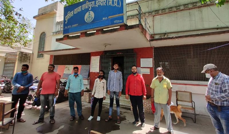 इसी बीच पुलिस ने टाटपट्टी बाखल इलाके में हमला करने वाले 7 लोगों को गुरुवार को गिरफ्तार कर लिया। इनमें से चार आरोपी मोहम्मद मुस्तफा, मोहम्मद गुलरेज, शोएब और मजीद पर राष्ट्रीय सुरक्षा कानून के तहत कार्रवाई की है।