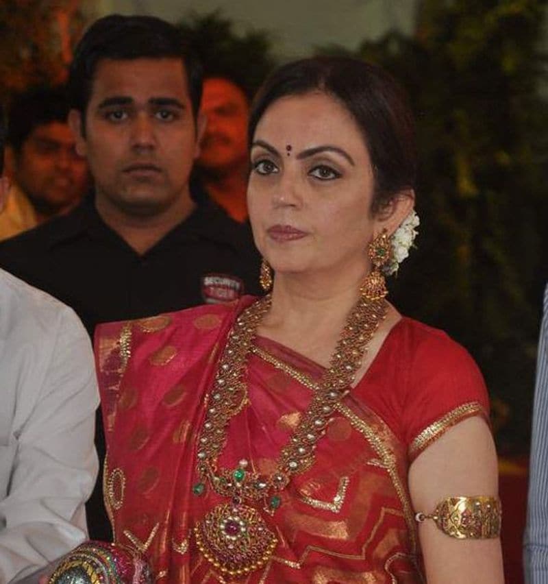 क्या दावा किया जा रहा है?
दावा किया जा रहा है अंबानी अज़ान पर सवाल उठा रही हैं और ये सांप्रदायिक बयान उन्होंने अपने ट्विटर अकाउंट पर दिया है। इससे पहले इस बात पर आप भरोसा कर लें हम आपको इसकी सच्चाई बता रहे हैं।