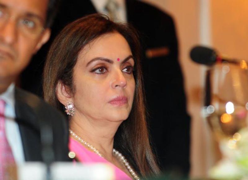 नीता अंबानी के नाम कई दावे और मैसेज किए जा चुके हैं। वो इस बारे में सफाई भी पेश कर चुकी है। अंबानी के नाम कई सारे विवादित बयान चर्चा में रहे हैं। उनके नाम से बनाए गए कई सारे फर्जी अकाउंट्स भी बंद करवाए गए।
तो देखा न आपने कि कैसे हमारे समाज में तेजी से फेक न्यूज वायरल हो रही हैं। ऐसे में हमारी जिम्मेदारी बनती है कि लोगों तक इसके सच को पहुंचाए। पढ़ें-लिख वर्ग को इस बात का विशेष ध्यान रखना होगा कि बिना जांचे परखे कोई खबर, वीडियो फॉरवर्ड न करें। आपकी एक गैर-जिम्मेदारना हरकत समाज की शांति को भंग कर सकती है। वहीं किसी भी खबर पर संदेह हो तो उसे किसी विश्ववसनीय जगह, संस्थान या लोगों से एक बार जरूर कंफर्म करें। आप खुद भी एक बार गूगल पर चेक कर सकते हैं।