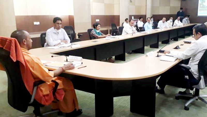 टीम 3. कृषि उत्पादन आयुक्त की अध्यक्षता में बनी कमेटी में प्रमुख सचिव, कृषि, परिवहन, खाद्य एवं नागरिक आपूर्ति, दुग्ध विकास एवं पशुधन, खाद्य सुरक्षा एवं औषधि प्रशासन, उद्यान एवं खाद्य प्रसंस्करण, अपर पुलिस महानिदेशक (कानून व्यवस्था), निदेशक, मंडी एवं राहत आयुक्त सदस्य होंगे। इनका कार्य आवश्यक सामग्री एवं वस्तुएं उपलब्ध कराने के लिए जिलों से समन्वय स्थापित करना होगा। अंतरजिला व जिला परिवहन में आ रही समस्याओं का निराकरण कराना होगा। समिति पूरे प्रदेश में जनमानस को होम डिलीवरी के माध्यम से आवश्यक वस्तुएं यथा दूध, सब्जी एवं राशन आदि की व्यवस्था सुनिश्चित करेगी। समिति यह भी सुनिश्चित करेगी कि सभी आवश्यक सामग्रियां जनमानस को उचित मूल्य पर ही मिलें और बढ़ा-चढ़ाकर मूल्य लिए जाने की सूचनाएं प्राप्त न हों।