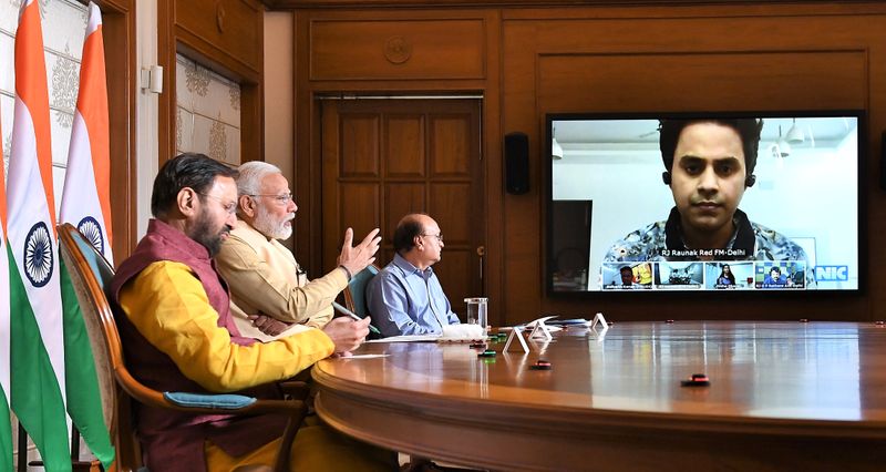 इस टीम में शामिल एक अफसर ने बताया कि पीएम मिशन मोड में काम कर रहे। वह देश ही नहीं दुनिया में कोरोना वायरस से जुड़ीं सभी जानकारियों पर पूरी नजर रख रहे हैं। यहां तक की कितने पॉजिटिव मिले, कितने लोग ठीक हुए और कितने की जांच हुई, यह जानकारी भी वे लगातार ले रहे हैं।