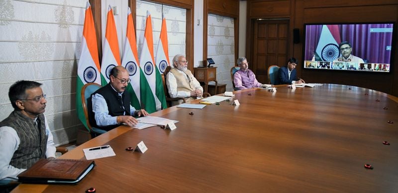 इतना ही नहीं सभी 11 टीमें पीएम के प्रधान सचिव पीके मिश्रा से भी लगातार संपर्क में रहकर काम कर रही हैं। कोरोना की रोकथाम से जुड़ीं सभी बैठकों में चर्चा पीके मिश्रा और विशेषज्ञों के बीच में होता है। लेकिन जरूरत पड़ने पर तुरंत ही इन बैठकों में पीएम मोदी भी शामिल हो जाते हैं।
