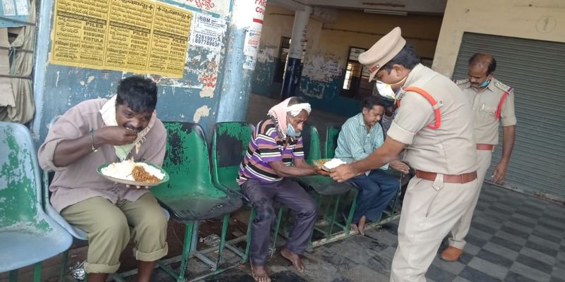 lakshettipet police offering food for beggars