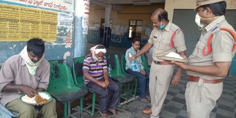 lakshettipet police offering food for beggars