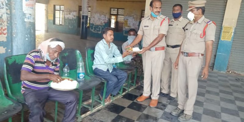 lakshettipet police offering food for beggars