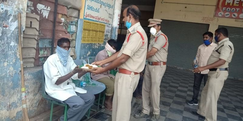 lakshettipet police offering food for beggars