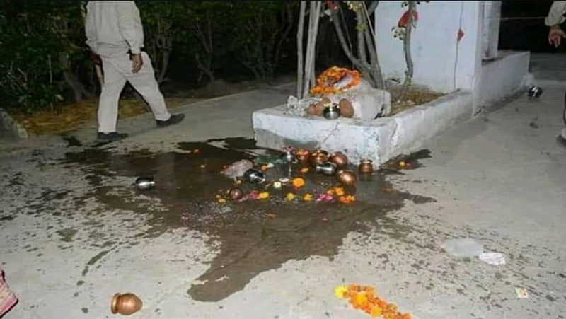 वहीं वीडियो वायरल होने पर मध्यप्रदेश कांग्रेस ने ट्विट कर पुछा है कि शिवराज जी, रामनवमी के दिन एक अकेले पंडित पर हमला करवाकर आपकी सरकार कौन सा संदेश देना चाहती है..? जब सरकार पूजा की थाली, मंदिर का कलश, आरती का दिया और भगवान के फूल पर डंडा चलाने लगे तो समझ लो कि सरकार और शासक का अस्त नज़दीक है। ये अहंकार जनता बर्दाश्त नहीं करेगी।