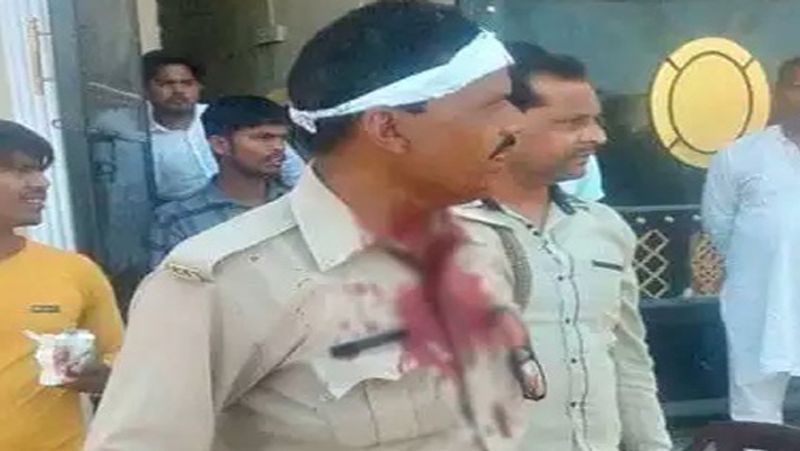 बीते गुरूवार को ही मुस्लिम धर्मगुरुओं ने भी अपील की थी कि जुमे की नमाज घरों में ही रहकर पढ़ी जाए। जिससे कोरोना वायरस वायरस के संक्रमण को रोकने में मदद हो सके। मुस्लिम धर्मगुरुओं ने लॉक डाउन का पालन करने व सोशल डिस्टेंसिंग बनाए रखने की भी अपील की थी।