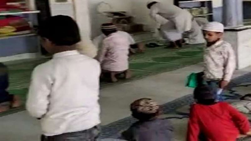 मामले में एएसपी विनोद कुमार ने मीडिया को बताया कि पुलिस टीम ने सोशल डिस्टेंसिंग बनाए रखने लॉक डाउन का उल्लंघन न करने के लिए नमाज पढ़ने वालों से बात की थी। लेकिन उन्होंने पुलिस पर हमला बोला दो सिपाहियों की हालत गंभीर बनी हुई है। हमला करने वाले आधा दर्जन लोगों को हिरासत में ले लिया गया है और लोगों को गिरफ्तार करने के लिए सर्च ऑपरेशन चलाया जा रहा ह। पुलिस पर हमला करने वालों को बख्शा नहीं जाएगा।