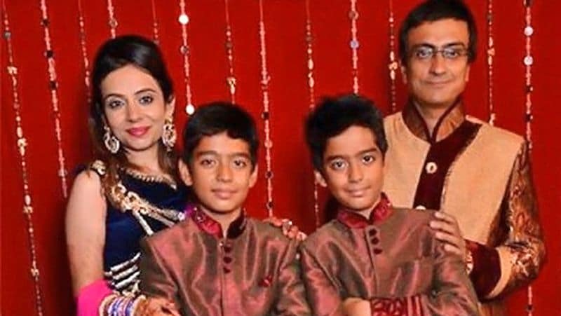 अमित भट्ट पत्नी कृति और जुड़वां बेटों देव और दीप के साथ।