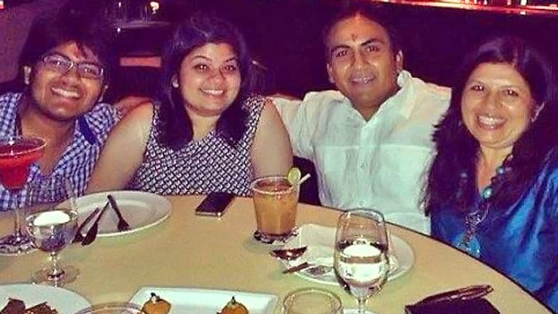 (बाएं से) जेठालाल उर्फ दिलीप जोशी बेटे ऋत्विक, बेटी नियति और पत्नी जयमाला के साथ।