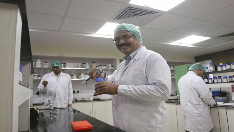 इस वैक्सीन के क्लीनिकल ट्रायल अभी बाकी है। कंपनी इंसानों पर क्लीनिकल ट्रायल साल 2020 के अंत तक करना शुरू करेगी। तब तक इसके परीक्षण प्रयोगशाला में चलते रहेंगे।