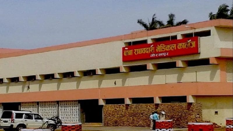 गोरखपुर में भी लोग कोरोना वायरस को लेकर चिंतित हो गए हैं। शहर के मेडिकल कॉलेज में अब तक दो लोगों की मौत चुकी है। इनमें एक बस्ती और एक देवरिया जिले का निवासी था। शुक्रवार को कोरोना से संक्रमित यहां प्रदेश की तीसरे मौत हो गई।