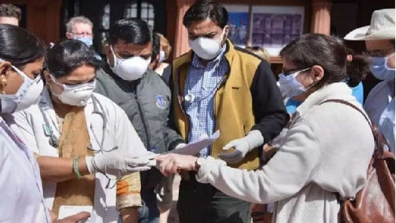 लखनऊ के कसाईबाड़ा इलाके में शुक्रवार को कोरोना के 12 नए मामले सामने आए। सभी संक्रमित लोगों ने दिल्ली के तबलीगी जमात में हिस्सा लिया था। इतनी बड़ी संख्या में संक्रमित लोगों के मिलने के बाद पुलिस ने पूरे कसाईबाड़ा इलाके को सील कर दिया है। इससे पहले लखनऊ में कोरोना के 10 मामले सामने आए थे।