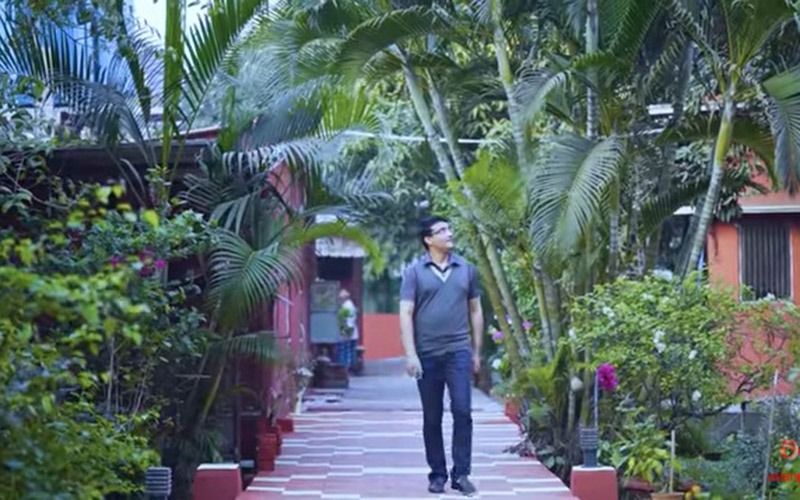 বাড়ির বাইরের রঙ লাল। বরাবরই এই রঙকে বজায় রেখেছেন সৌরভ গঙ্গোপাধ্যায়। রীতিমেনেই যেন এই রঙ আজীবন পরিচয় হয়ে থেকে গেল এই ভিলার। সৌরভের মতে একটা বাড়ি তৈরি হয় আসবাবপত্র দিয়ে, আর তাঁর বাড়ি তৈরি, স্নেহ-স্মৃতি দিয়ে।