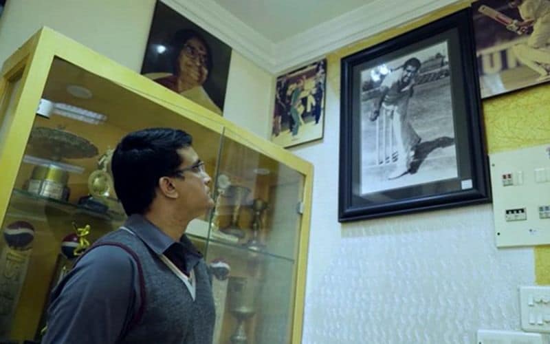 গোটা বাড়ির মধ্যে এই স্থান সৌরভের স্মৃতির পাতায় মোড়া। তাঁর বাবা তাঁর থেকেও ভালো খেলতেন, এমনটাই মনে করতেন তাঁর মা, সৌরভের ধারনাও তাই। বাবার ছবির দিকে তাকিয়ে সেই স্মৃতি উগরে দিলেন মহারাজা।