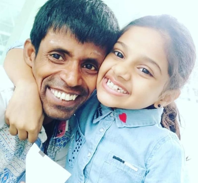 பிரபல காமெடி நடிகர் கொட்டாச்சியின் மகளான மானஸ்வி, அப்பாவை மிஞ்சும் அளவிற்கு தன்னுடைய படங்களில் பர்பார்மென்ஸ் செய்து வருகிறார்.

