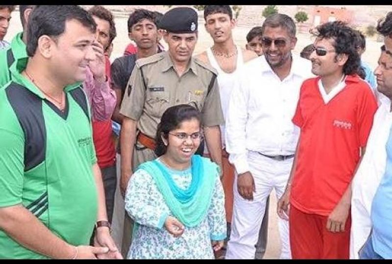 बीकानेर की जिलाधिकारी के तौर पर आरती नें 'बंको बिकाणो' नामक अभियान की शुरुआत की। इसमें लोगों को खुले में शौच ना करने के लिए प्रेरित किया गया। इसके लिए प्रशासन के लोग सुबह गांव जाकर लोगों को खुले में शौच करने से रोकते थे। गांव-गांव पक्के शौचालय बनवाए गए जिसकी मॉनीटरिंग मोबाइल सॉफ्टवेयर के जरिए की जाती थी। यह अभियान 195 ग्राम पंचायतों तक सफलता पूर्वक चलाया गया। बंको बिकाणो की सफलता के बाद आस-पास से जिलों ने भी इस पैटर्न को अपनाया। आरती डोगरा को राष्ट्रीय और राज्य स्तर के कई पुरस्कार मिल चुके हैं।