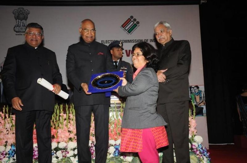 आरती जोधपुर डिस्कॉम के प्रबंध निदेशक के पद पर नियुक्त होने वाली पहली महिला आईएएस अधिकारी रही।आरती डोगरा ने पद ग्रहण करने के बाद कहा कि जोधपुर डिस्कॉम में फिजूल खर्ची, बिजली बर्बादी पर नियंत्रण के लिए जूनियर इंजीनियर से लेकर चीफ इंजीनियर तक की जिम्मेदारी तय की जाएगी। दूरदराज में जहां बिजली नहीं है वहां बिजली पहुंचाने के सभी प्रयास किये उनके द्वारा किये गए। इसके अलावा बिजली बचत को लेकर जोधपुर डिस्कॉम में एनर्जी एफिशियेंसी सर्विस लिमिटेड (ईईएसएल) द्वारा उन्होंने 3 लाख 27 हजार 819 एलईडी बल्ब का वितरण भी करवाया था। जिससे बिजली की खपत में बहुत हद तक नियंत्रित हुआ था।