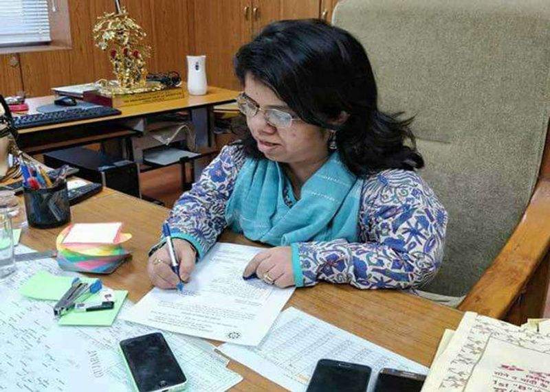 आरती मूल रूप से उत्तराखंड की रहने वाली हैं। उनका जन्म उत्तराखंड के देहरादून में हुआ था। आरती 2006 बैच की आईएएस अधिकारी हैं। उनका कद तो मात्र तीन फुट छह इंच का है बचपन में उन्हें भी भेदभाव का सामना करना पड़ा। समाज के लोग उन पर हंसे, मजाक उड़ाया और यहां तक कि कुछ लोगों ने उनके मां-बाप को ये भी सलाह दी कि ये लड़की बोझ है क्यों पाल रहे हो इसे मार डालो। पर आरती के माता-पिता को इन सारी बातों से ऊपर अपनी बच्ची से प्यार था। उन्होंने बेटी को पढ़ाया लिखाया और इस काबिल बनाया कि वो अफसर बन सके।