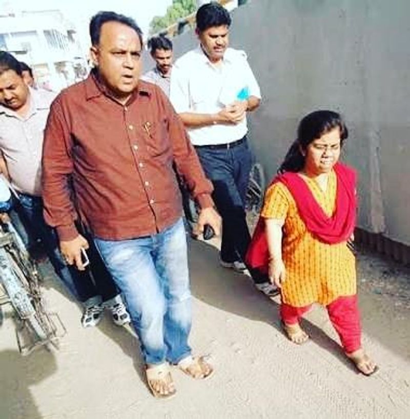 उनके पिता कर्नल राजेन्द्र डोगरा सेना में अधिकारी हैं और मां कुमकुम स्कूल में प्रिसिंपल हैं। आरती के जन्म के समय डॉक्टरों ने साफ कह दिया कि उनकी बच्ची सामान्य स्कूल में नहीं पढ़ पाएगी, लोग भी कह रहे थे कि बच्ची असामान्य है। पर उनके माता-पिता नें उनको सामान्य स्कूल में डाला। लोगों के कहने के वाबजूद उनके माता पिता नें किसी और बच्चे के बारे में सोच तक नहीं।