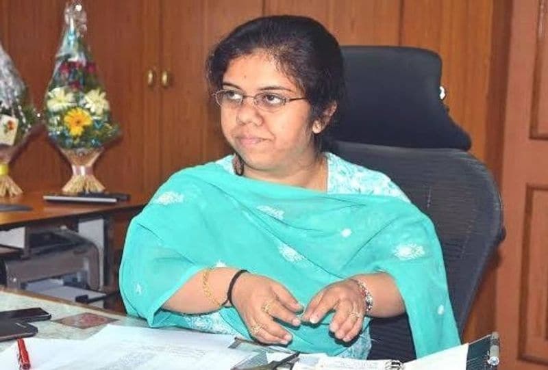 उनका कहना था कि मेरी एक ही बेटी काफी है जो हमारे सपनें पूरे करेगी। आरती की स्कूलिंग देहरादून के वेल्हम गर्ल्स स्कूल में हुई थी। इसके बाद उन्होंने दिल्ली विश्वविद्यालय के लेडी श्रीराम कॉलेज से इकोनॉमिक्स में ग्रेजुएशन किया है। इसके बाद पोस्ट ग्रेजुएशन के लिए वो वापस देरहरादून चली आयीं। यहां उनकी मुलाकात देहरादून की डीएम आईएएस मनीषा से हुई जिन्हीने उनकी सोच को पूरी तरह बदल किया। आरती उनके इतनी प्रेरित हुई कि उनके अंदर भी आईएएस का जुनून पैदा हो गया।
