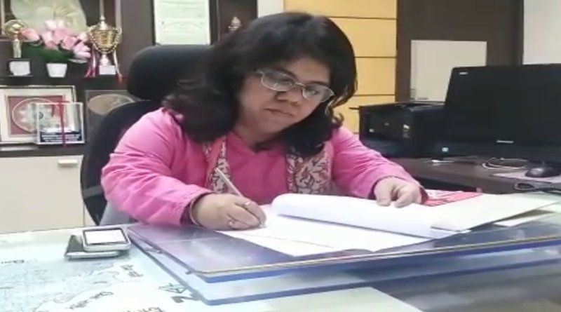 उन्होंने इसके लिए जमकर मेहनत की और उम्मीद से भी बढ़कर अपने पहले ही प्रयास में लिखित परीक्षा और साक्षात्कार भी पास कर लिया। आरती नें साबित कर दिया कि दुनिया चाहे कुछ भी कहे, कुछ भी सोचे आप आने काबिलियत के दाम पर सबकी सोच बदल सकते हैं।