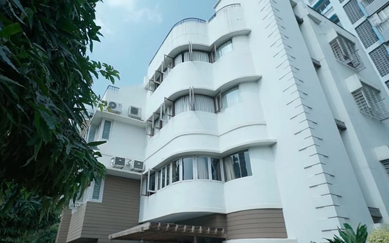 কলকাতার বিড়লা মন্দিরের নিকটেই টলিউড সুপারস্টার প্রসেনজিৎ চট্টোপাধ্যায়-এর বাড়ি। সাদা রঙের এই বাড়িটি রাজপ্রাসাদের চেয়ে কম কিছু নয়। একসময় যে বাড়িটাকে ভেঙে গুড়িয়ে দিয়ে চেয়েছিলেন সেই বাড়ি আজ তার স্বপ্নের 'রাজমহল'। কিন্তু কী এমন বিশেষত্ব রয়েছে যার জন্য এত উৎকন্ঠা অভিনেতা। সত্যজিৎ রায়ের স্মৃতি জড়িয়ে রয়েছে তার সাধের বাড়ি 'উৎসব' কে ঘিরে।