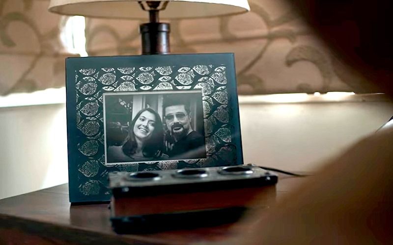বাড়ির প্রতিটি কোণার মধ্যে চোখে পড়েছে স্ত্রী অর্পিতা এবং অভিনেতার এটি ছবিটি। বাড়ির অন্যান্য জিনিসগুলির মতোনই সাদা-কালোর এই ছবিটিতে যেন তাদের ভালবাসাটা আরও জোড়ালো ভাবে ফুটে উঠেছে।