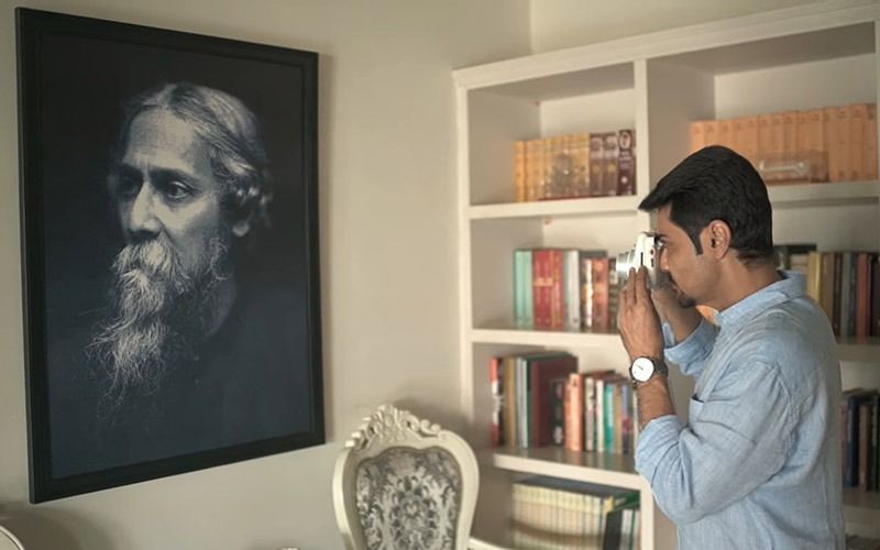 প্রত্যেকটা বাঙালি বাড়িতেই বিশ্বকবির ছবি কমবেশি থাকে। তার অন্দরমহলের মধ্য সবথেকে গুরুত্বপূর্ণ পাঁচটি জিনিস যা বুম্বাদার খুব কাছের তার মধ্যে একটি হল রবীন্দ্রনাথ ঠাকুরের এই পেন্টিং।
